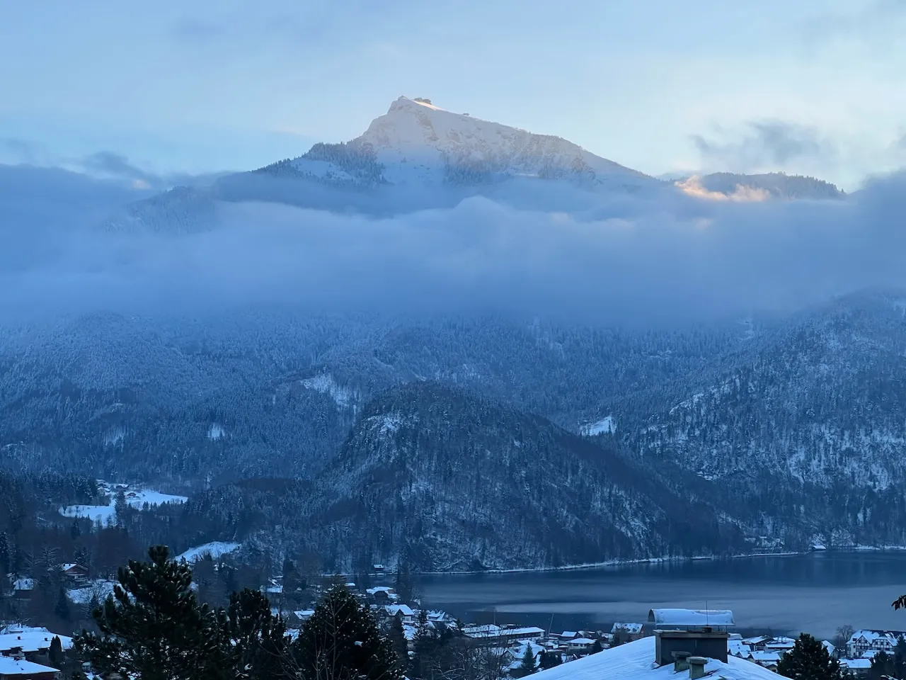 St Gilgen, Berge mit Schneefläche von Tierra.Yoga.Tina