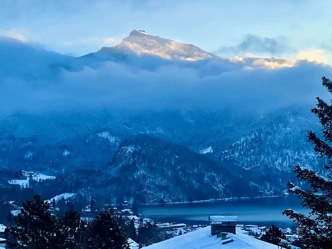 St Gilgen, Berge mit Schneefläche von Tierra.Yoga.Tina